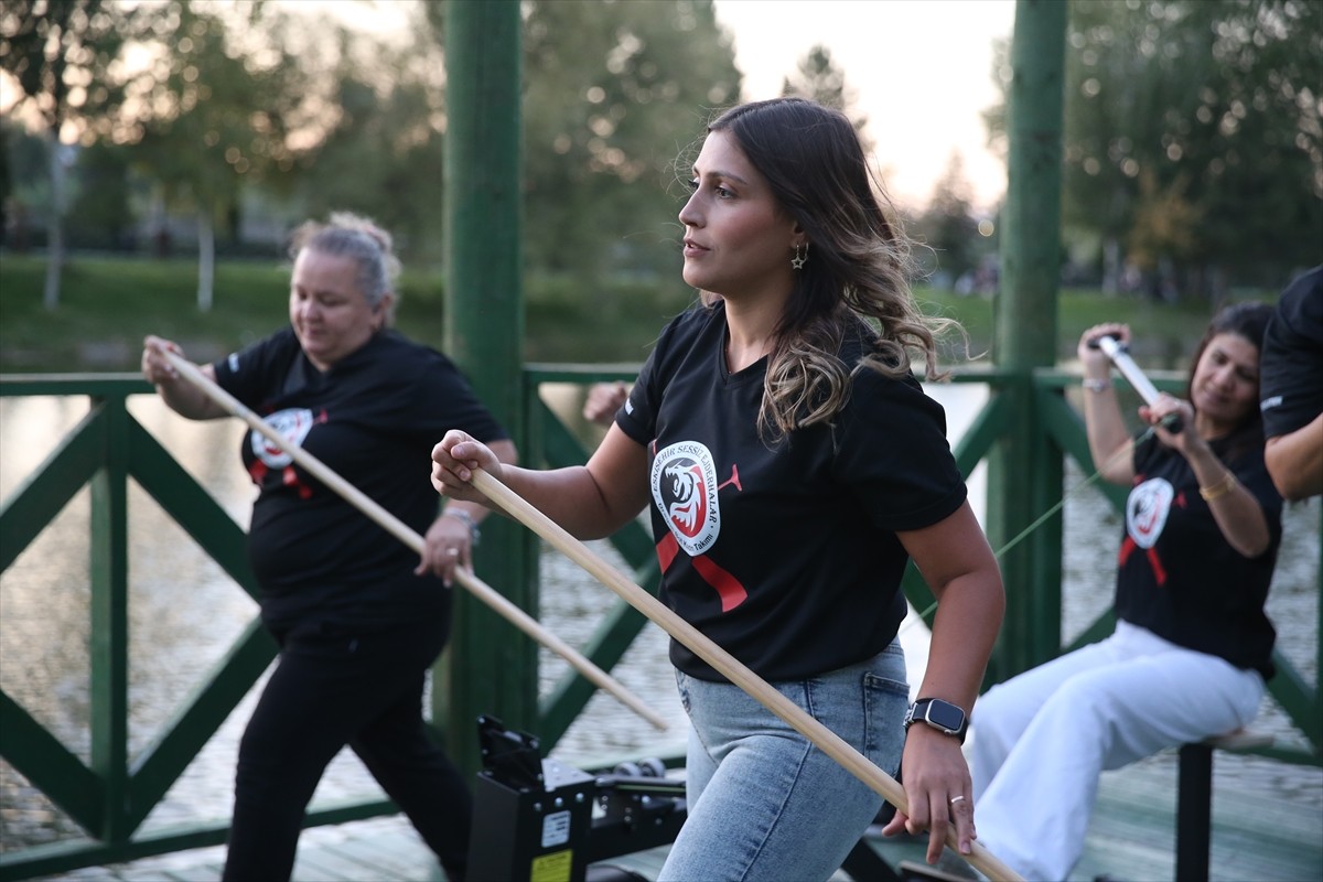 Eskişehir'de işitme engelli kadınlardan oluşan "Sessiz Ejderhalar Dragon Bot Kadın Kürek Takımı"...