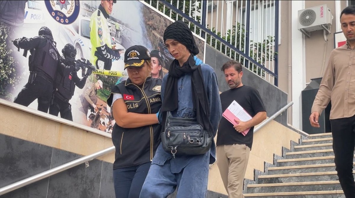 Fatih'te giyim mağazasında turistin çantasındaki cüzdanı yankesicilik yöntemiyle çalan zanlı...