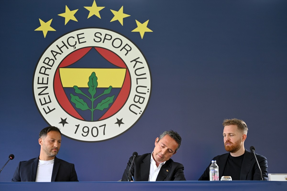 Fenerbahçe'de teknik direktörlük görevine getirilen Domenico Tedesco (solda) için Can Bartu...