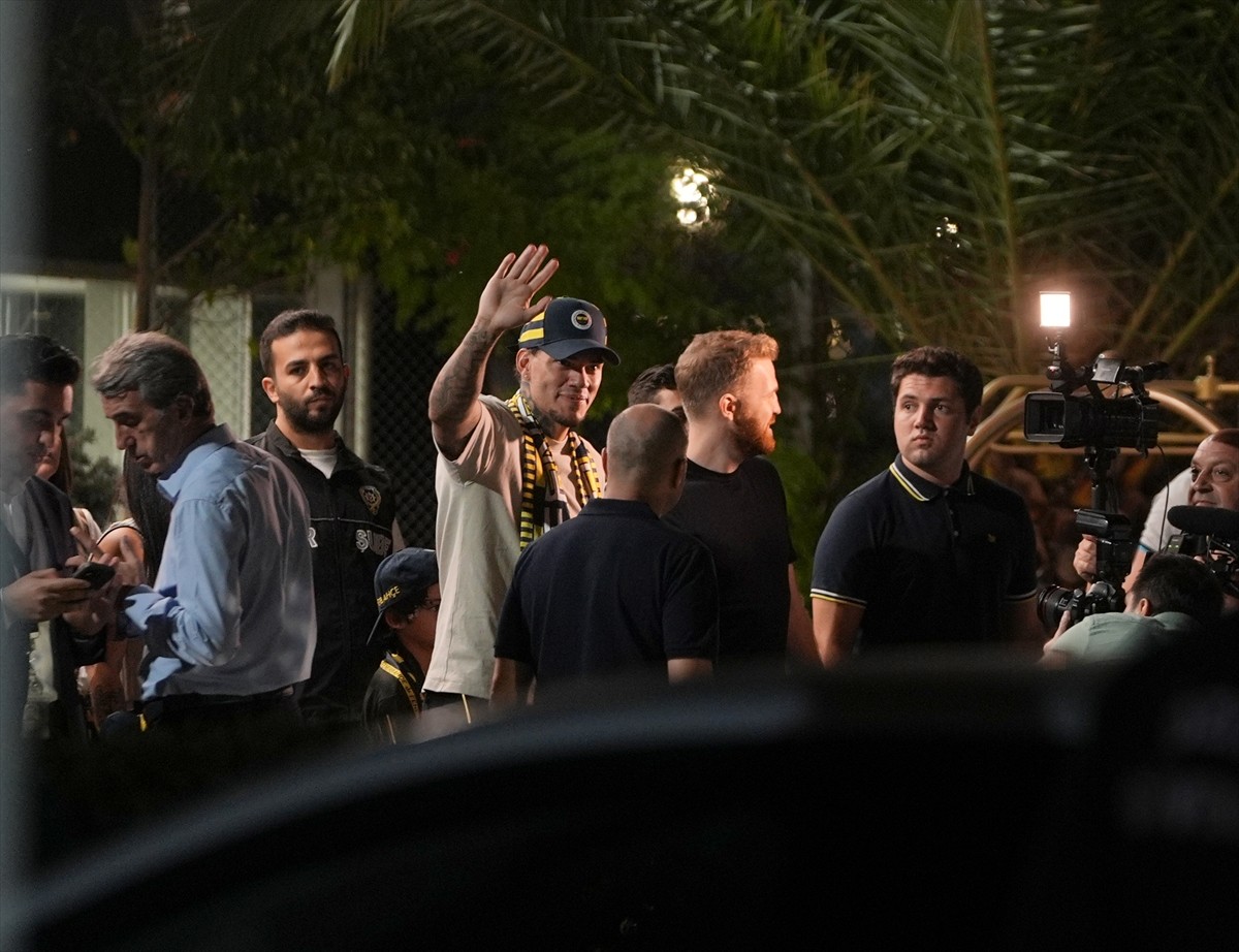 Fenerbahçe'nin transfer görüşmelerinde bulunduğu Brezilyalı kaleci Ederson, İstanbul'a geldi....