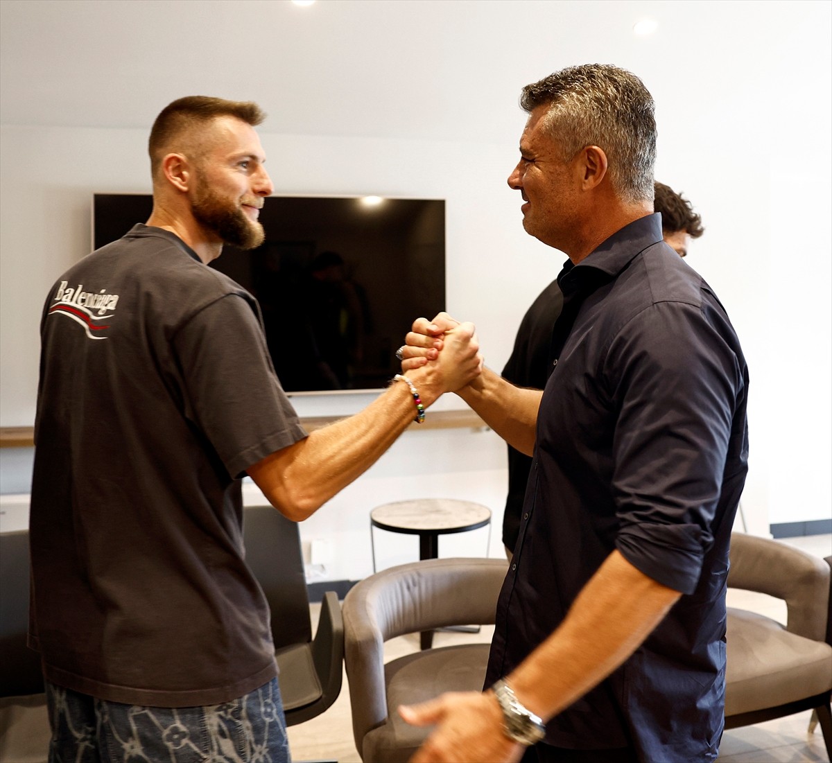 Fenerbahçe Kulübü Başkanı Saadettin Saran (solda) ile yönetim kurulu üyesi Ertan Torunoğulları...