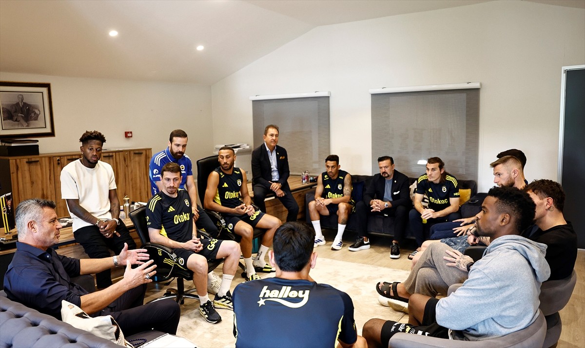 Fenerbahçe Kulübü Başkanı Saadettin Saran (solda) ile yönetim kurulu üyesi Ertan Torunoğulları...