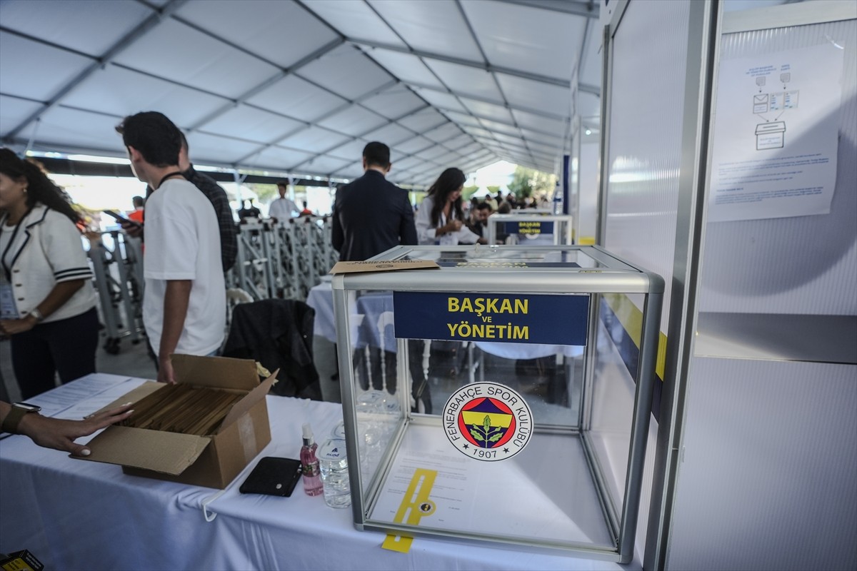Fenerbahçe Kulübünün seçimli olağanüstü genel kurulunda oy kullanma işlemi başladı. Chobani Stadı...