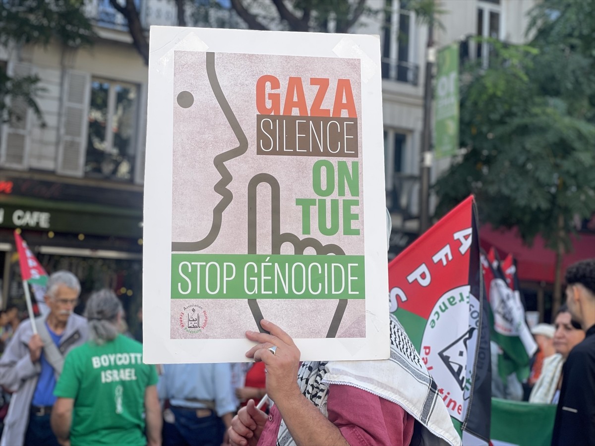 Fransa'nın başkenti Paris'te binlerce kişi, İsrail'in Gazze'deki soykırımının sona ermesi...