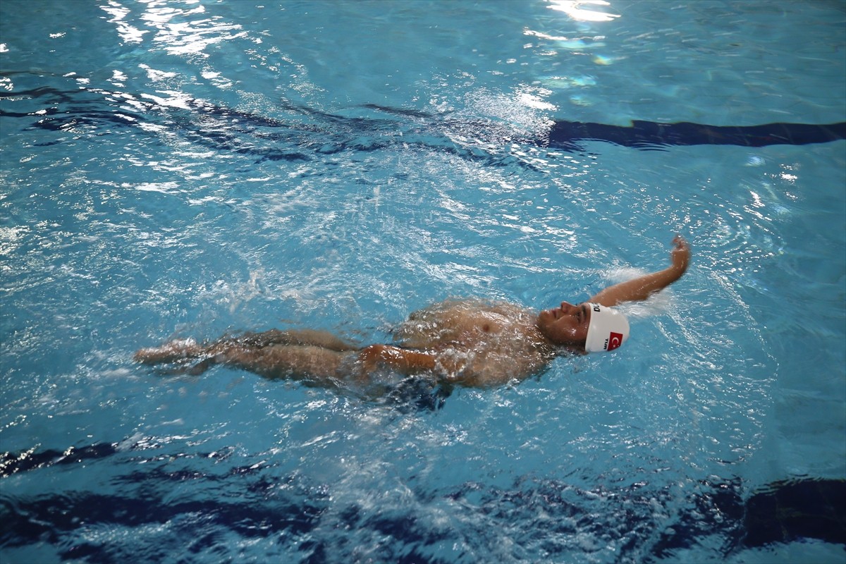 Gaziantep'te bir arkadaşının tavsiyesi üzerine spor yaparak sağlıklı kalabilmek için yüzmeye...