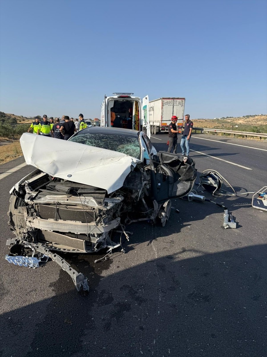  Gaziantep'te otomobil ile tırın çarpışması sonucu 1 kişi öldü, 2 kişi yaralandı.