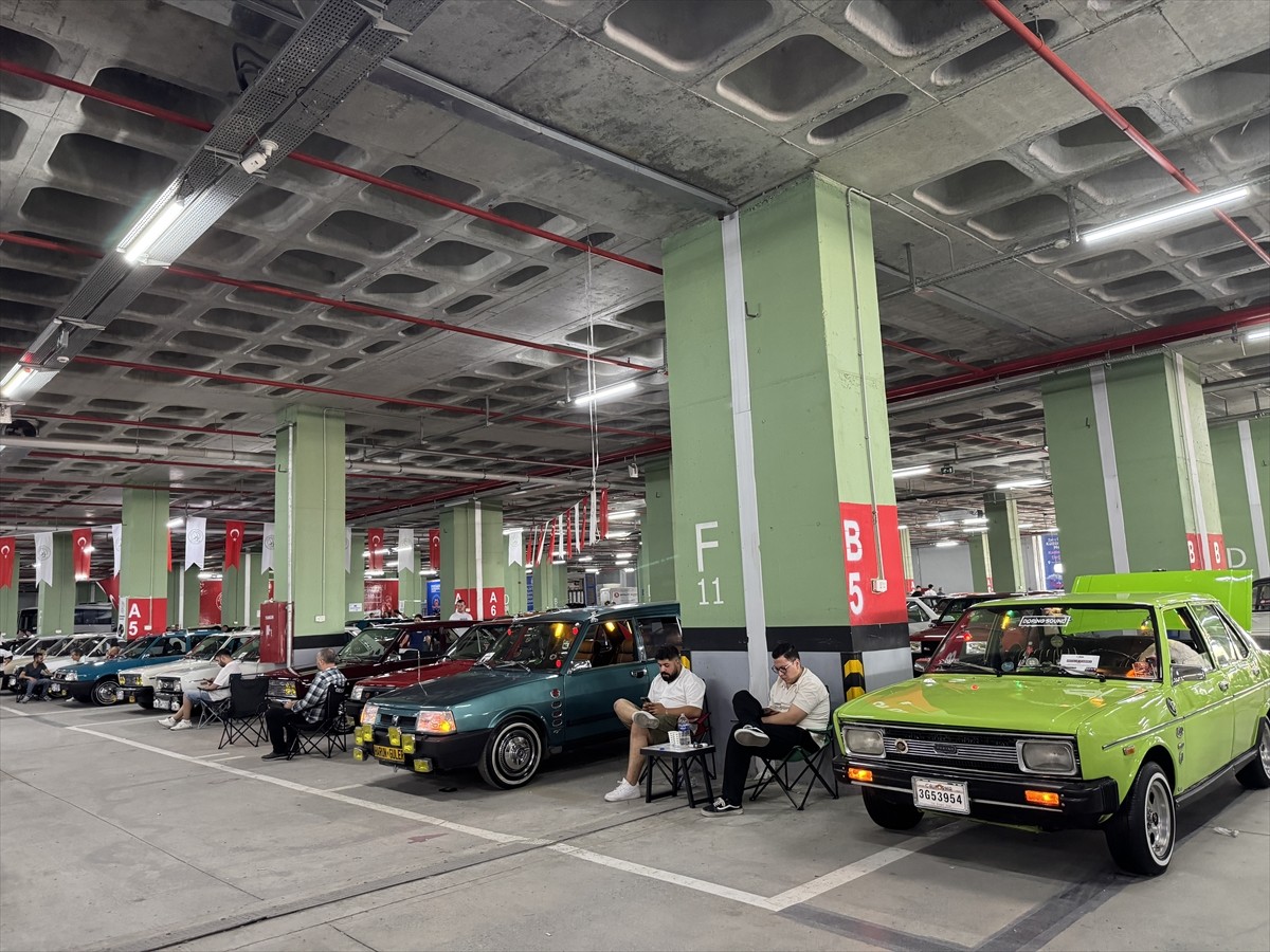 Gaziosmanpaşa Belediyesince düzenlenen "Nostaljik Otomobil Festivali"nde 600 klasik araç, belediye...