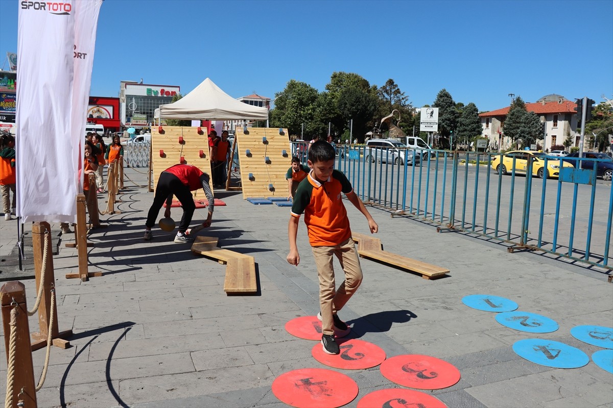 Geleneksel Oyunlar Tırı'nın 39'uncu durağı Erzincan oldu. Kızılay Meydanı'nda konuşlandırılan...
