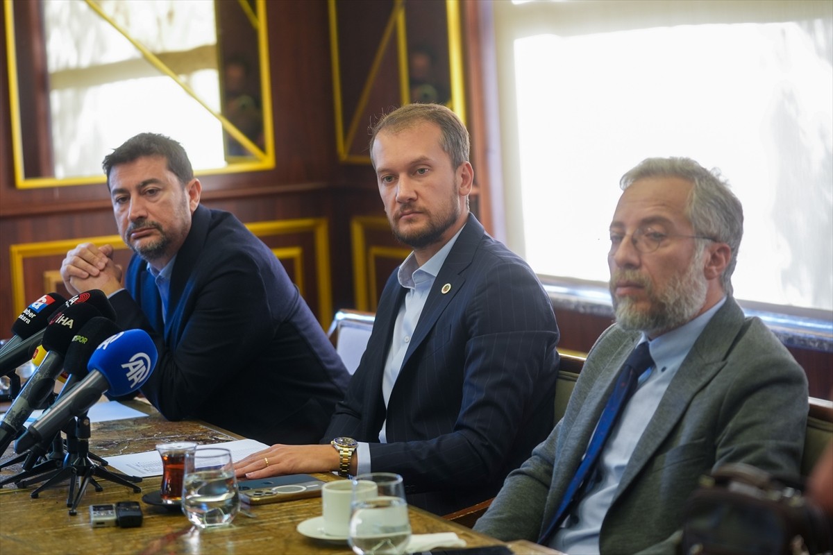 Gençlerbirliği yönetim kurulu üyeleri Aykut Çakmaklı (ortada), İsmail Geliç (solda) ve Hakan...