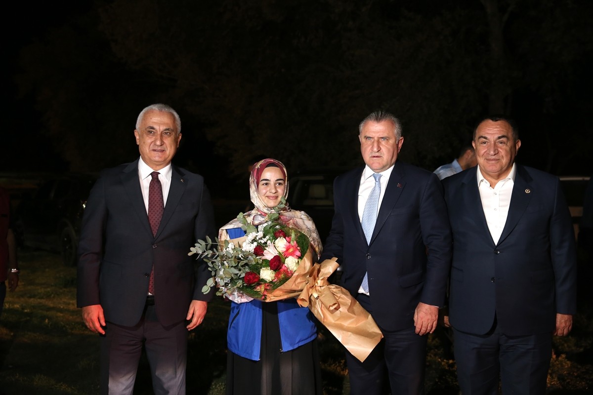 Gençlik ve Spor Bakanı Osman Aşkın Bak (sağ 2), Muş'ta Sultan Alparslan Park'ındaki Kitap Kafe...