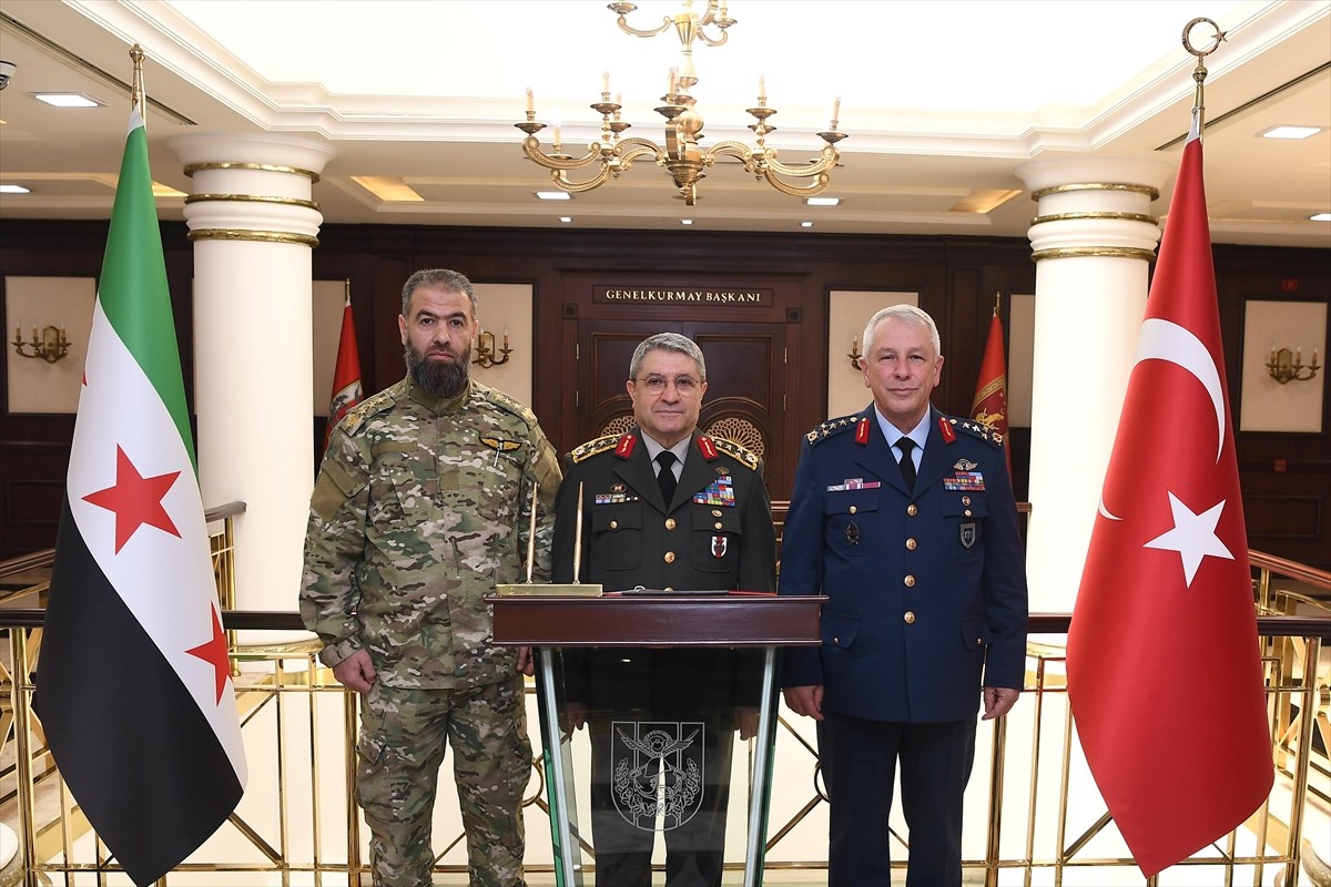 Genelkurmay Başkanı Orgeneral Selçuk Bayraktaroğlu (solda), Suriye Arap Cumhuriyeti Hava...