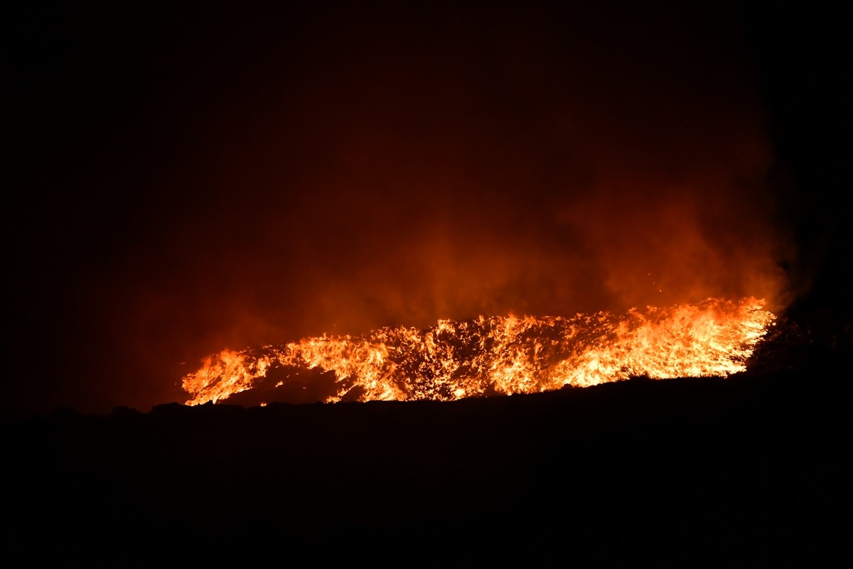 Giresun'un Şebinkarahisar ilçesinde çöp toplama alanında çıkan yangın ekiplerin müdahalesiyle...