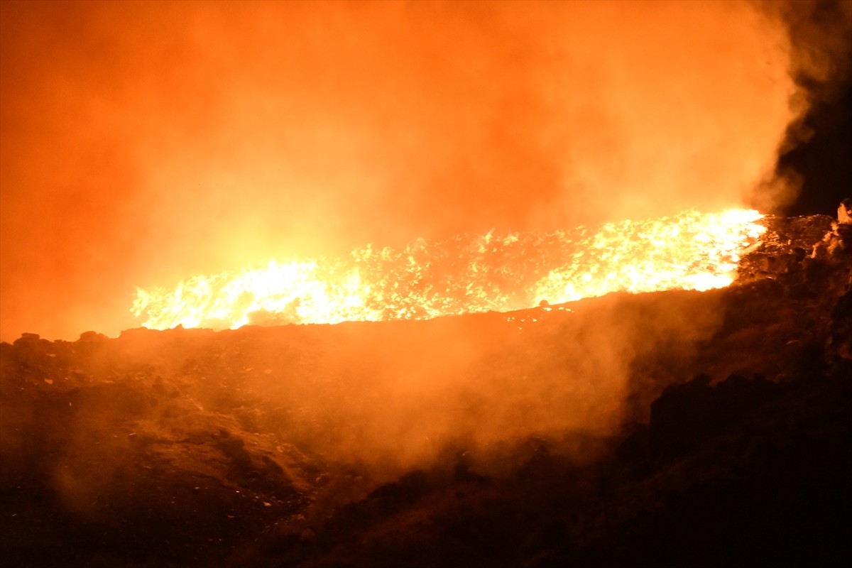 Giresun'un Şebinkarahisar ilçesinde çöp toplama alanında çıkan yangın ekiplerin müdahalesiyle...