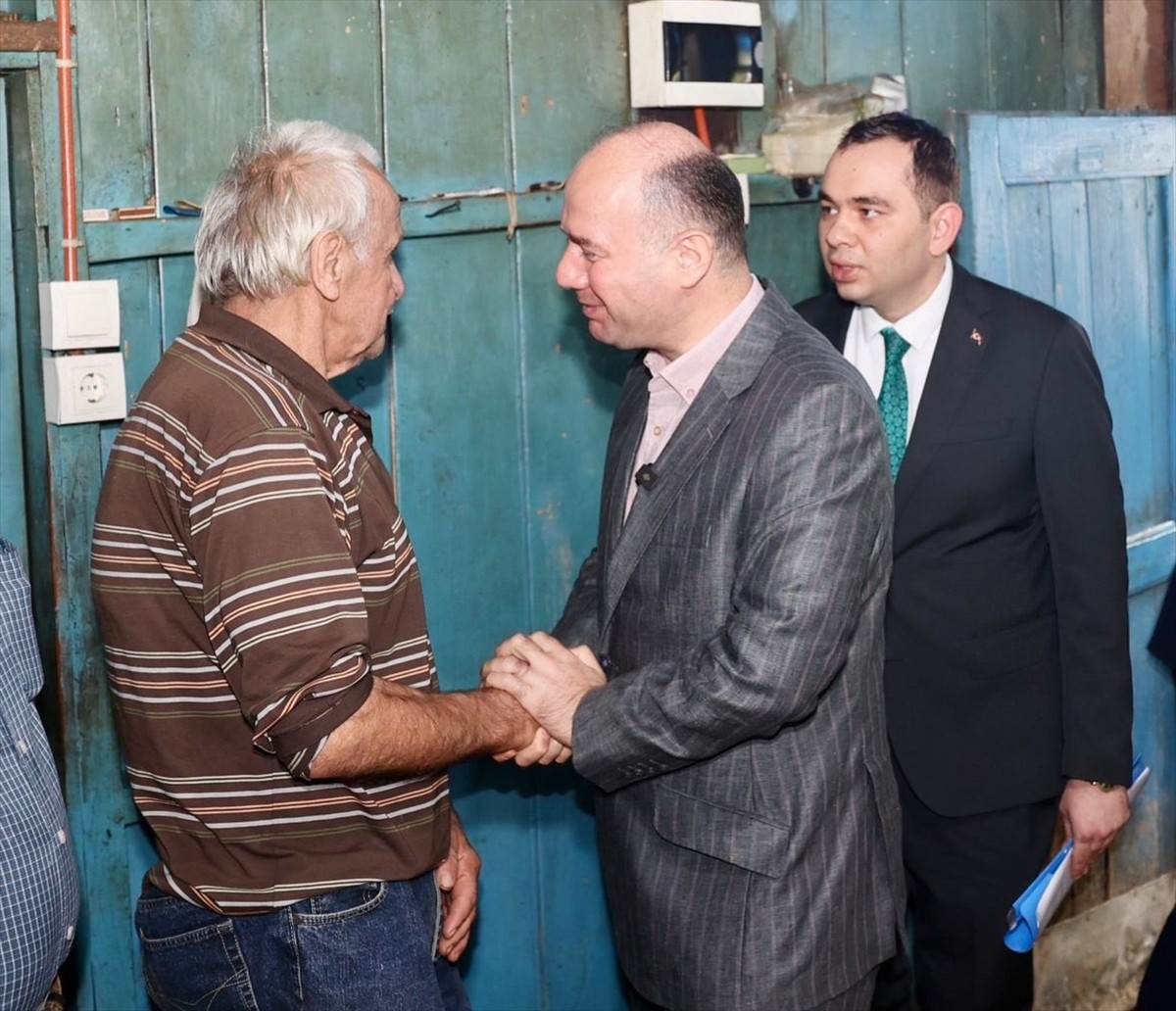 Giresun Valisi Mehmet Fatih Serdengeçti (sol 3), Çanakçı ilçesinde yaşayan şehit ailesi için yeni...