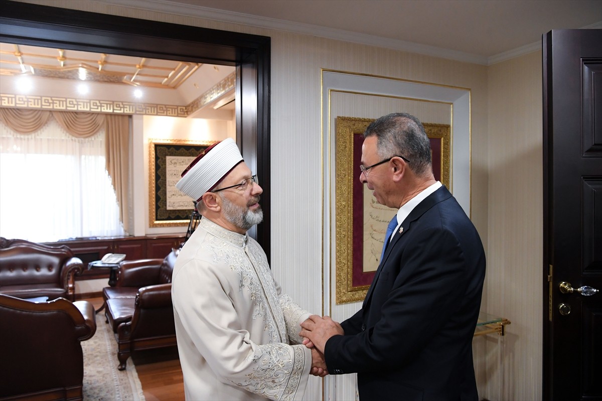 Görev süresi yakında dolacak Filistin'in Ankara Büyükelçisi Faed Mustafa (solda), Diyanet İşleri...