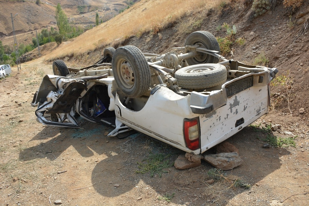 Hakkari'de şarampole devrilen pikaptaki 2 kişi hayatını kaybetti, 1 kişi yaralandı.