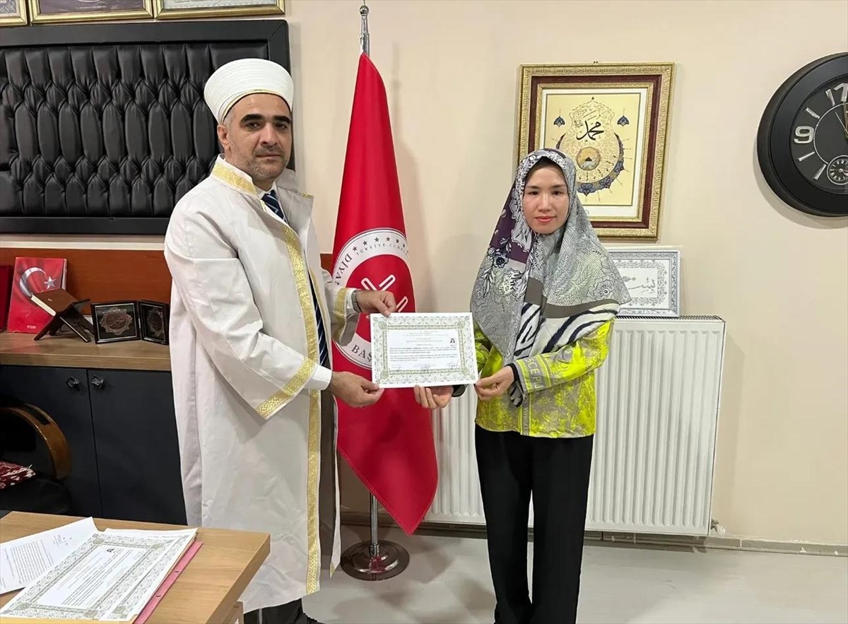 Hakkari'nin Yüksekova ilçesinde düzenlenen merasimle Müslüman olan Vietnamlı Thi Hoa Chau (sağda)...