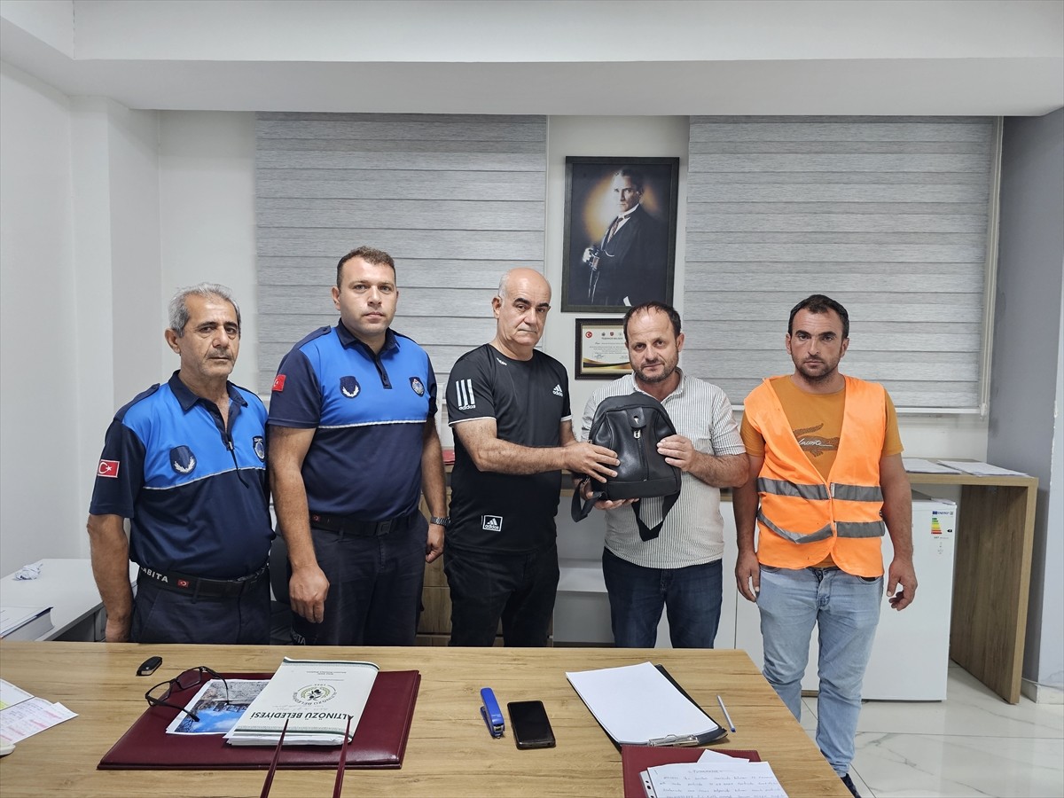 Hatay'ın Altınözü ilçesinde parkta temizlik yapan işçi tarafından bulunan içerisinde altın ve...