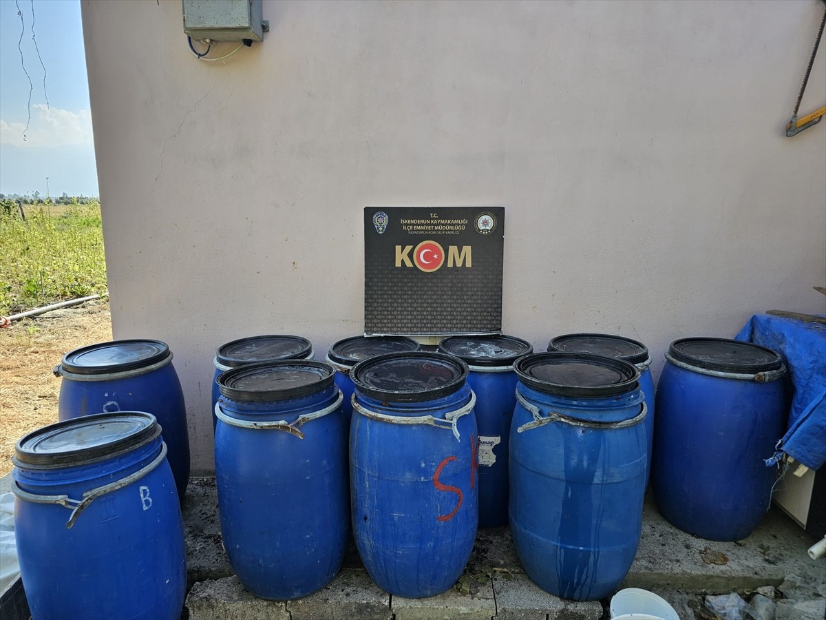 Hatay'ın Arsuz ilçesinde 1035 litre sahte içki ele geçirilen operasyonda 2 şüpheli gözaltına...