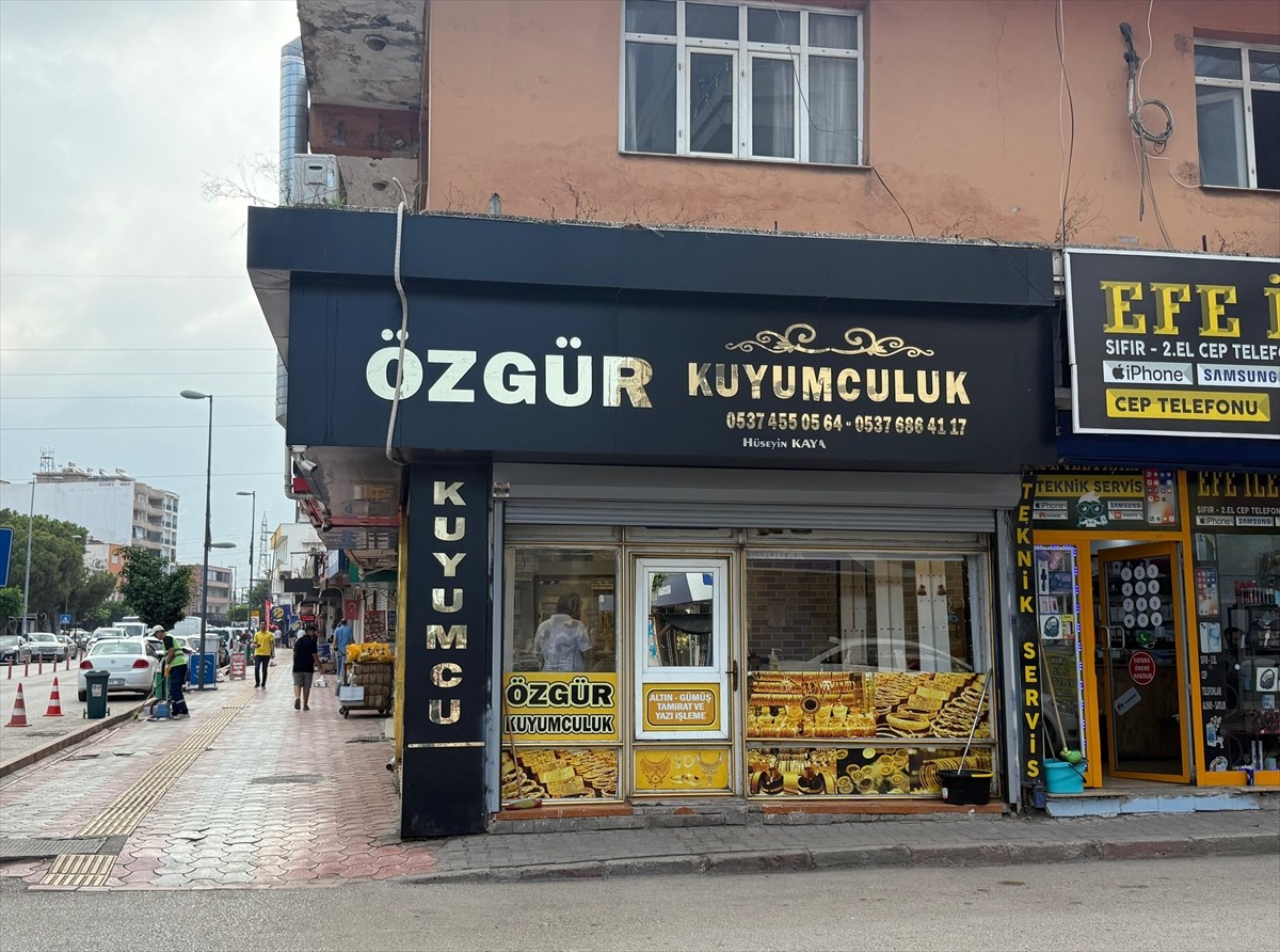 Hatay'ın Payas ilçesinde kuyumcuya silahla yağma girişiminde bulunan 3 şüpheli tutuklandı.