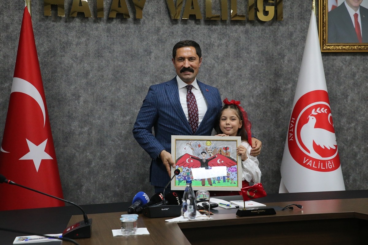 Hatay Valisi Mustafa Masatlı, TEKNOFEST Mavi Vatan Resim Yarışması'ndaki İlkokul kategorisinde...