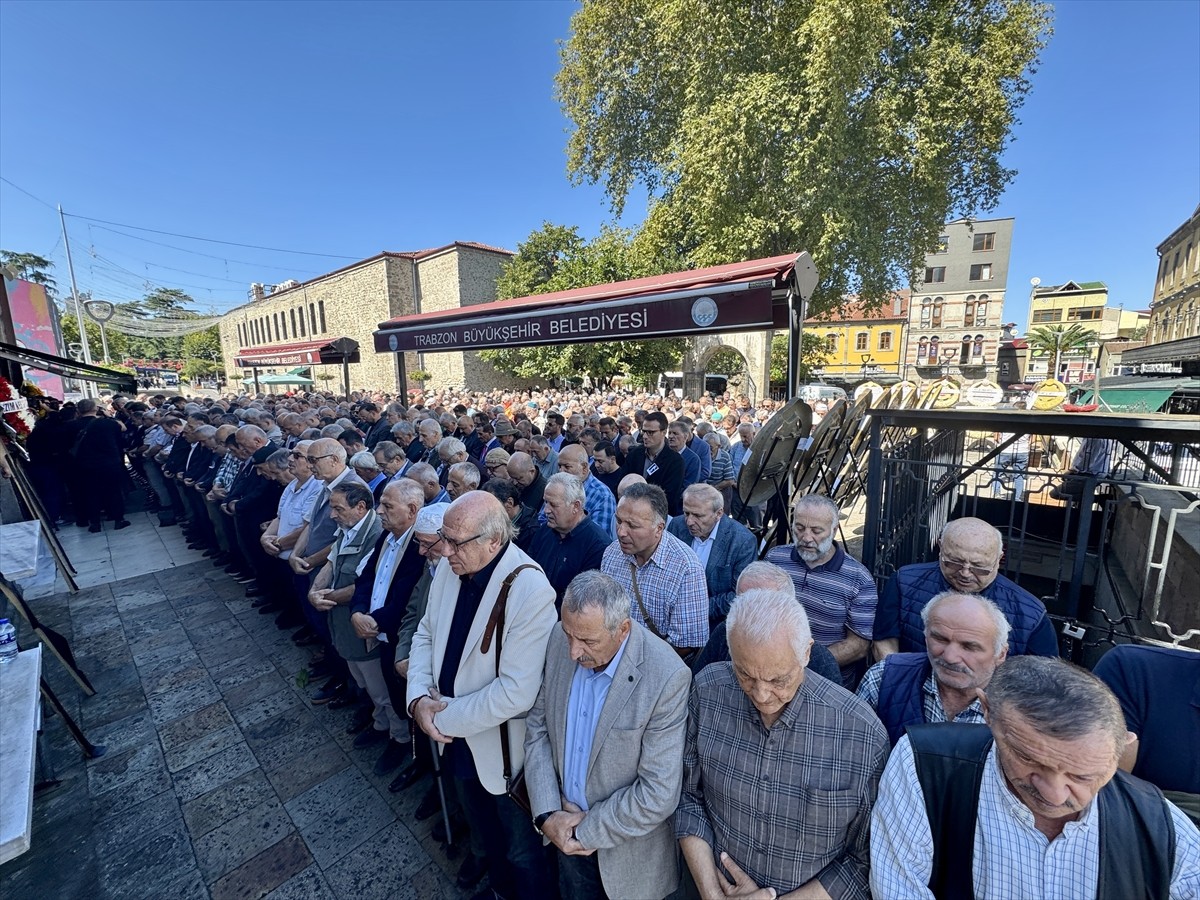 Hayatını kaybeden Trabzon Belediye Başkanı Hasan Melek'in (99) cenazesi toprağa verildi. Kentte...
