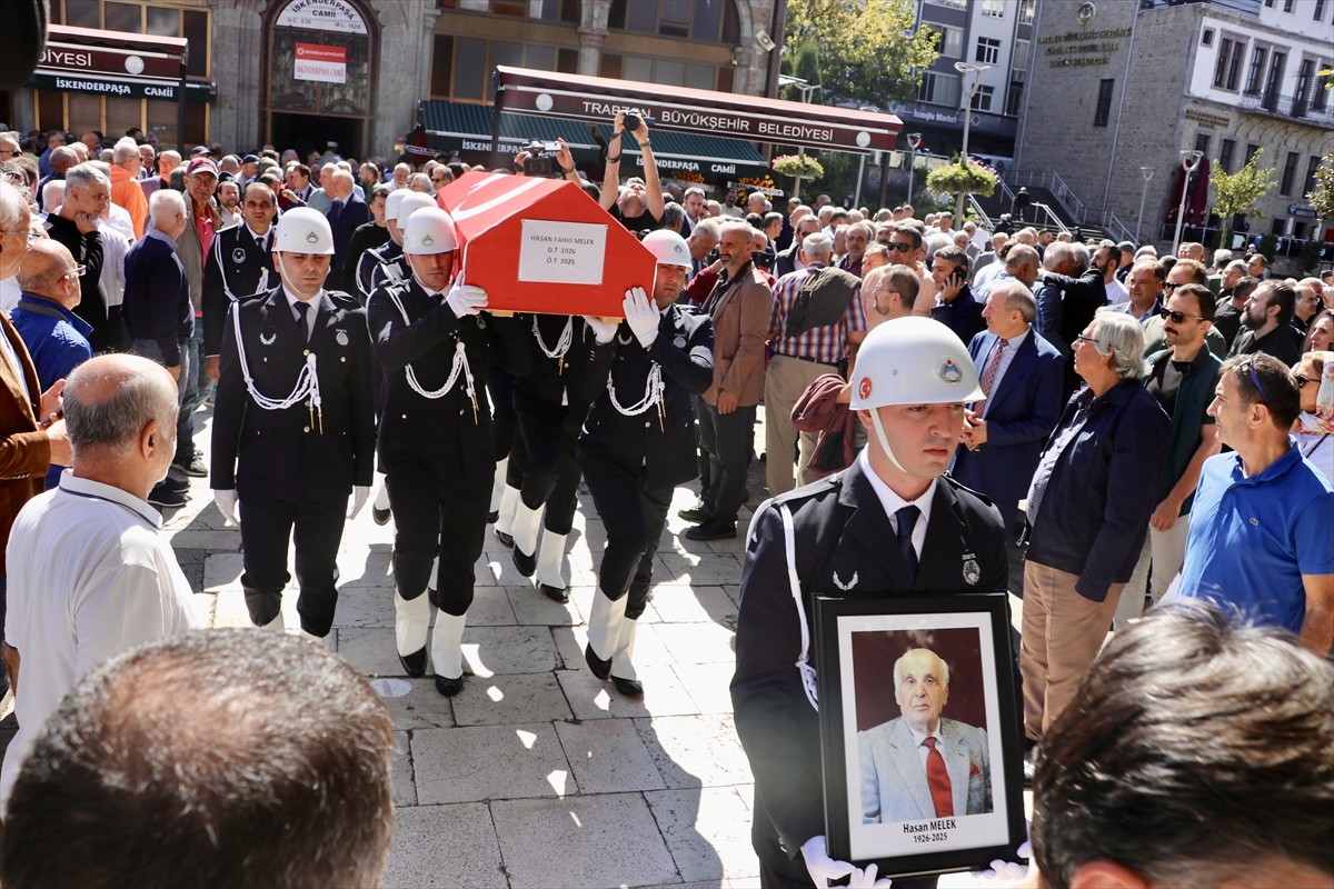 Hayatını kaybeden Trabzon Belediye Başkanı Hasan Melek'in (99) cenazesi toprağa verildi. Kentte...