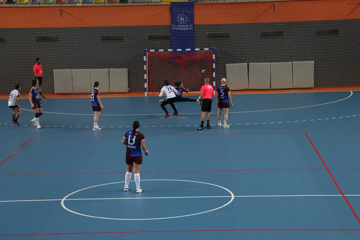 Hentbol Kadınlar Süper Lig'in 2. haftasında Üsküdar Belediyespor, deplasmanda Ortahisar...