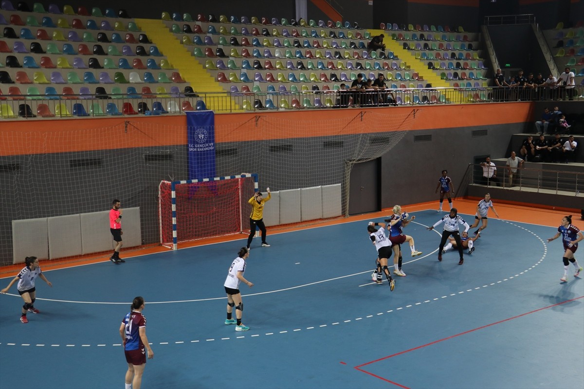 Hentbol Kadınlar Süper Lig'in 2. haftasında Üsküdar Belediyespor, deplasmanda Ortahisar...
