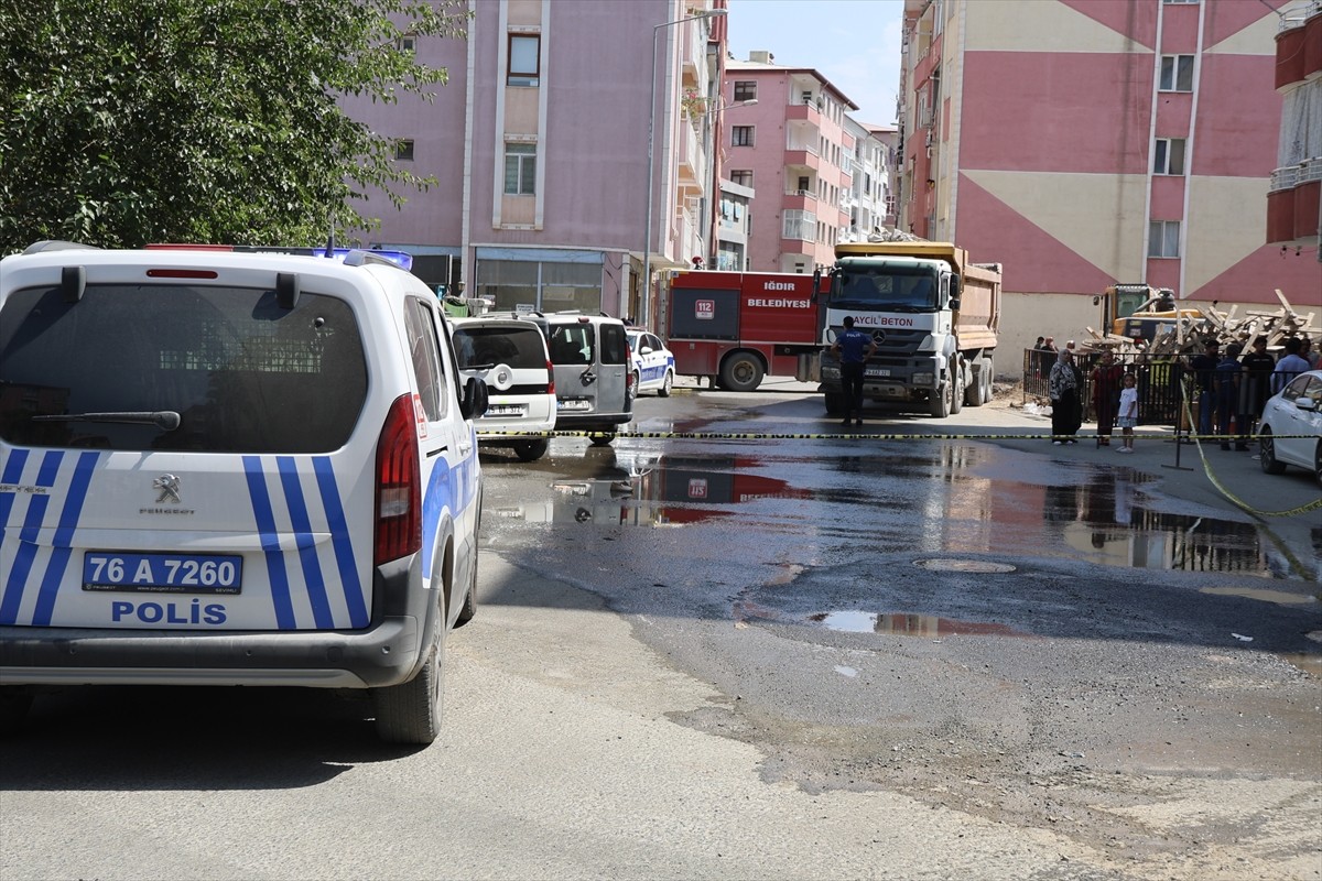 Iğdır'da sürücüsü öğrenilemeyen 76 AAZ 321 plakalı kamyon, Topçular Caddesi'nde yolun karşısına...