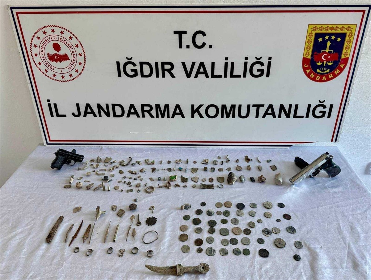 Iğdır'da takibe alınan şüphelinin adresinde, tarihi eser niteliğinde sikke ve objeler ele...