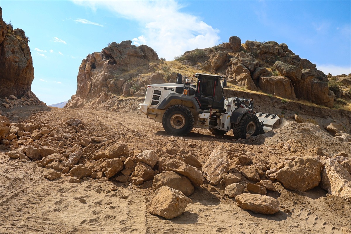 Iğdır'ın kırsal köylerinde, kış öncesi yol genişletme, asfaltlama, bakım-onarım ve yeni yol açma...