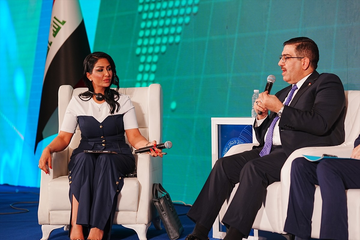 Irak Ticaret Bakanı Etir Davud Selman el-Greyri (sağda), başkent Bağdat’ta düzenlenen bir yatırım...