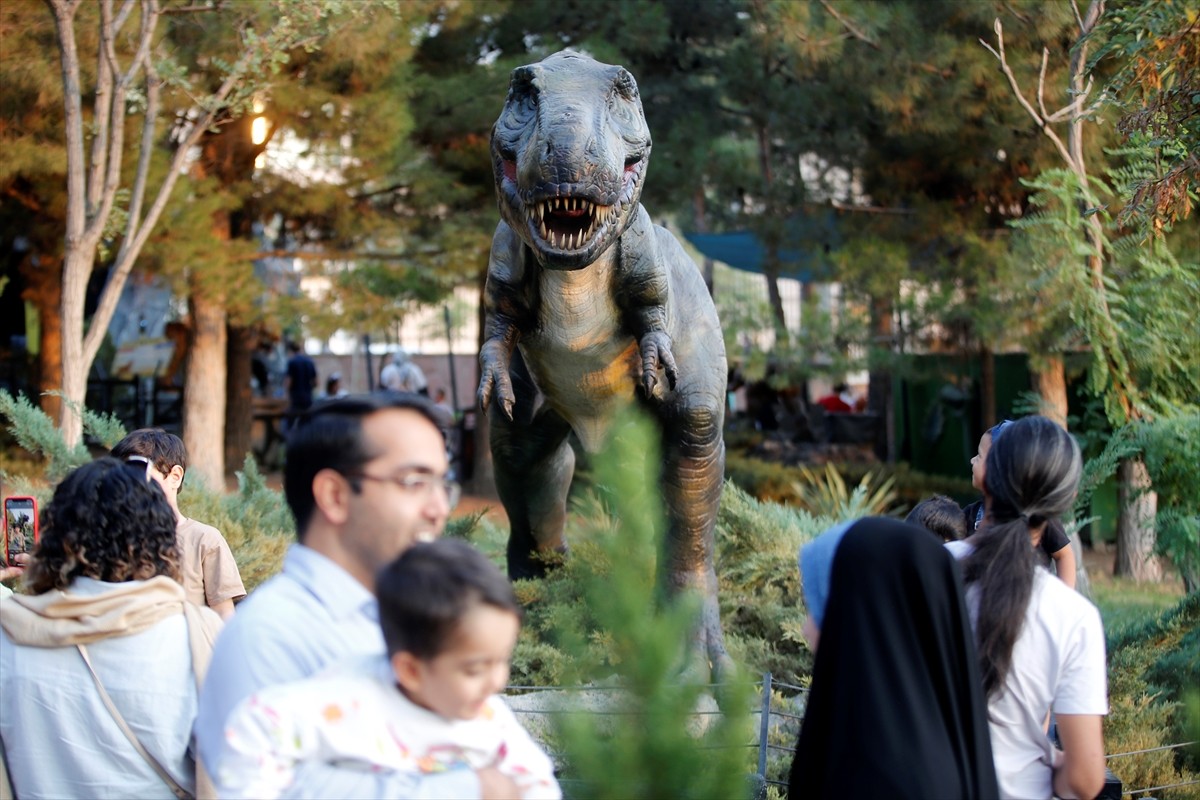 İran'ın başkenti Tahran’daki "Jurassic Park" adı verilen tema parkı 28'i hareketli ve bir çoğu...