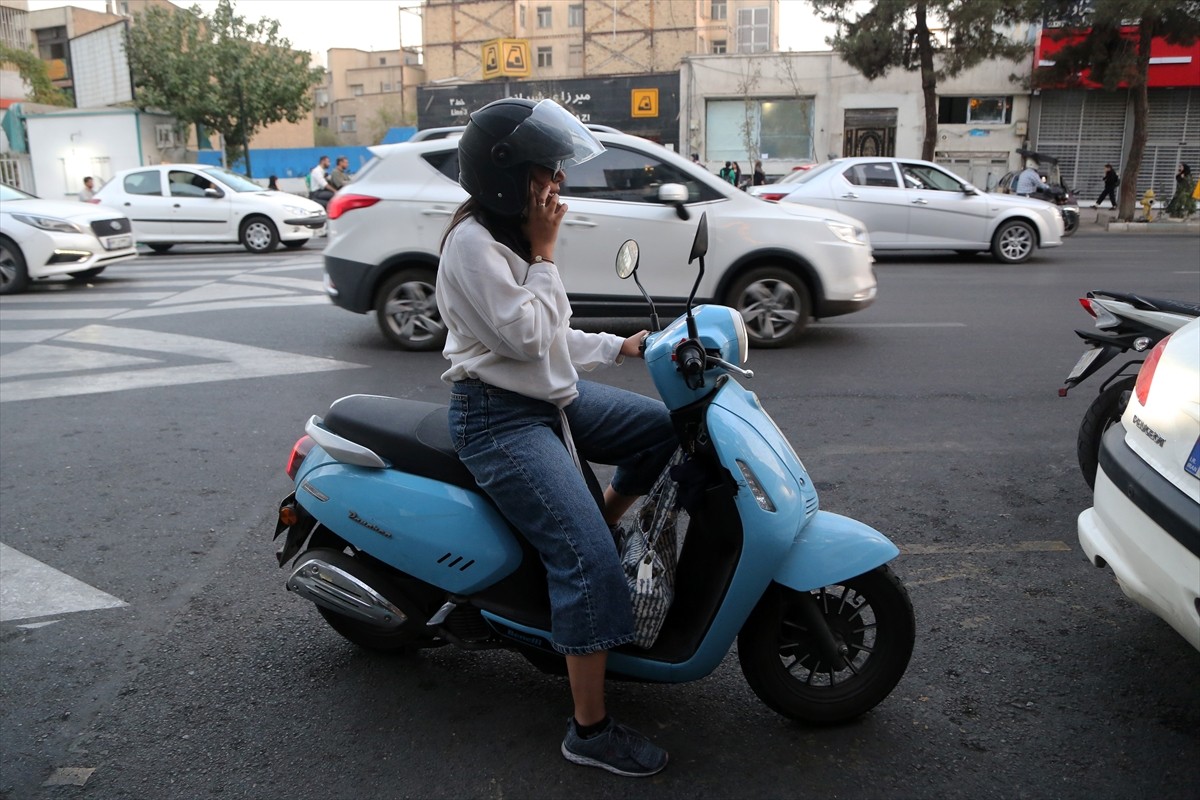 İran’da motosiklet ehliyeti verilmeyen kadınlar, trafik cezalarına maruz kalsalar da özellikle...