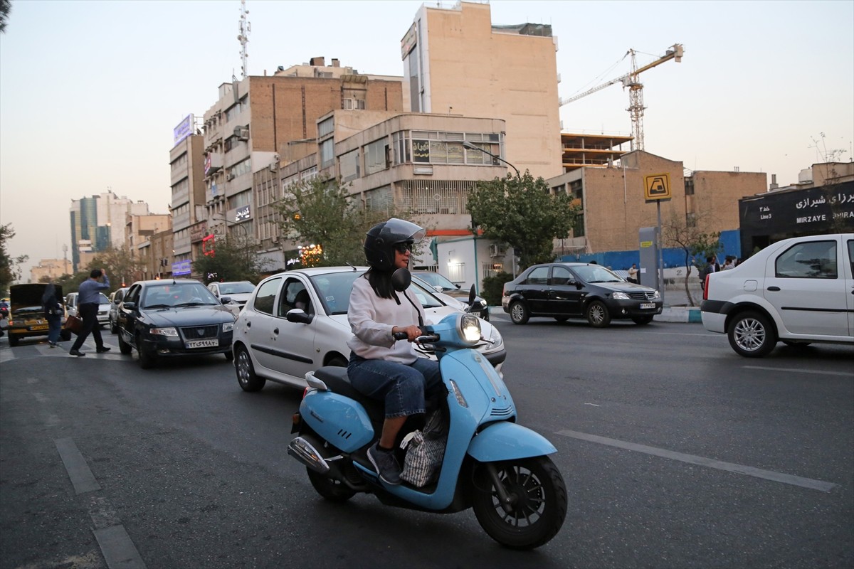 İran’da motosiklet ehliyeti verilmeyen kadınlar, trafik cezalarına maruz kalsalar da özellikle...