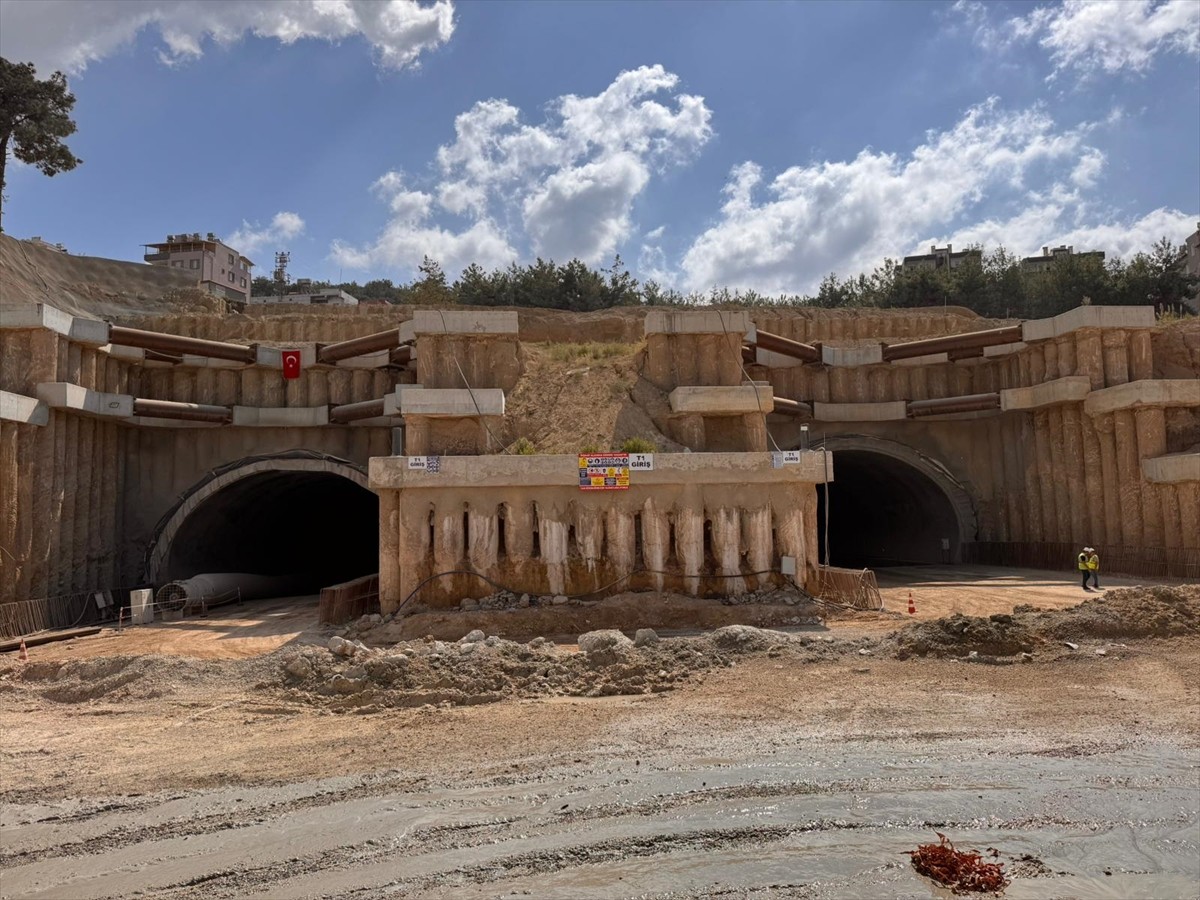 İskenderun-Topboğazı Otoyolu projesi kapsamında Hatay'ın Belen ilçesinde 8 bin 500 metre...