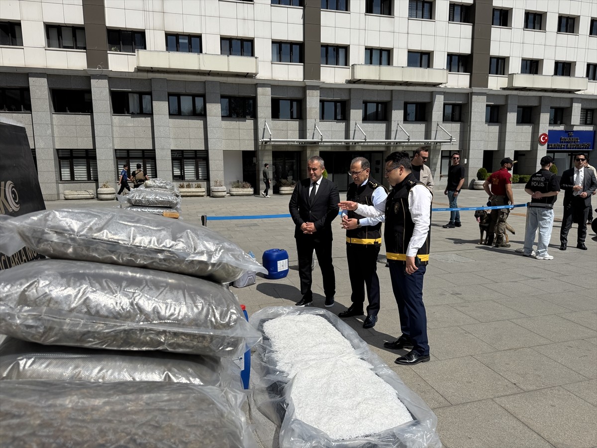 İstanbul'da 4 ilçede düzenlenen ve 261 kilogram metamfetamin, 90,5 kilogram skunk, 66 kilogram...