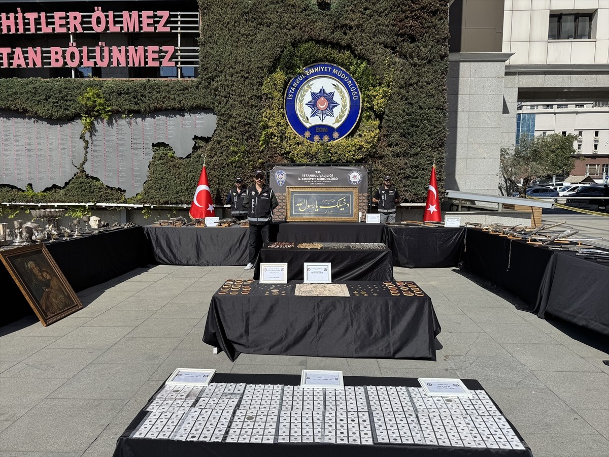 İstanbul'da çok sayıda objenin ele geçirildiği tarihi eser kaçakçılığı operasyonlarında 15 şüpheli...