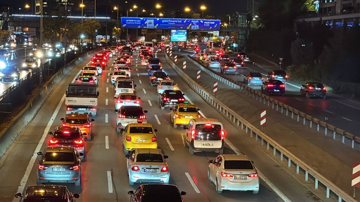 İstanbul'da haftanın ikinci iş gününde akşam saatlerinde bazı bölgelerde trafik yoğunluğu...