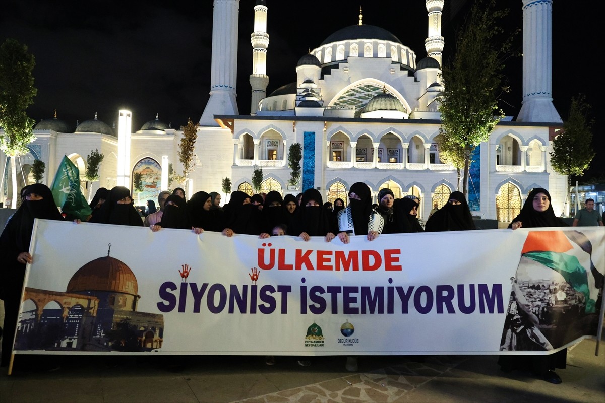 İstanbul Beşiktaş'ta, Peygamber Sevdalıları Derneği ve Özgür Kudüs Platformu üyelerince Küresel...