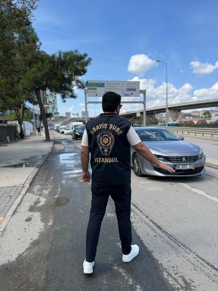 İstanbul Emniyet Müdürlüğü ekipleri, kentin farklı noktalarındaki okul önleri ve çevrelerinde...