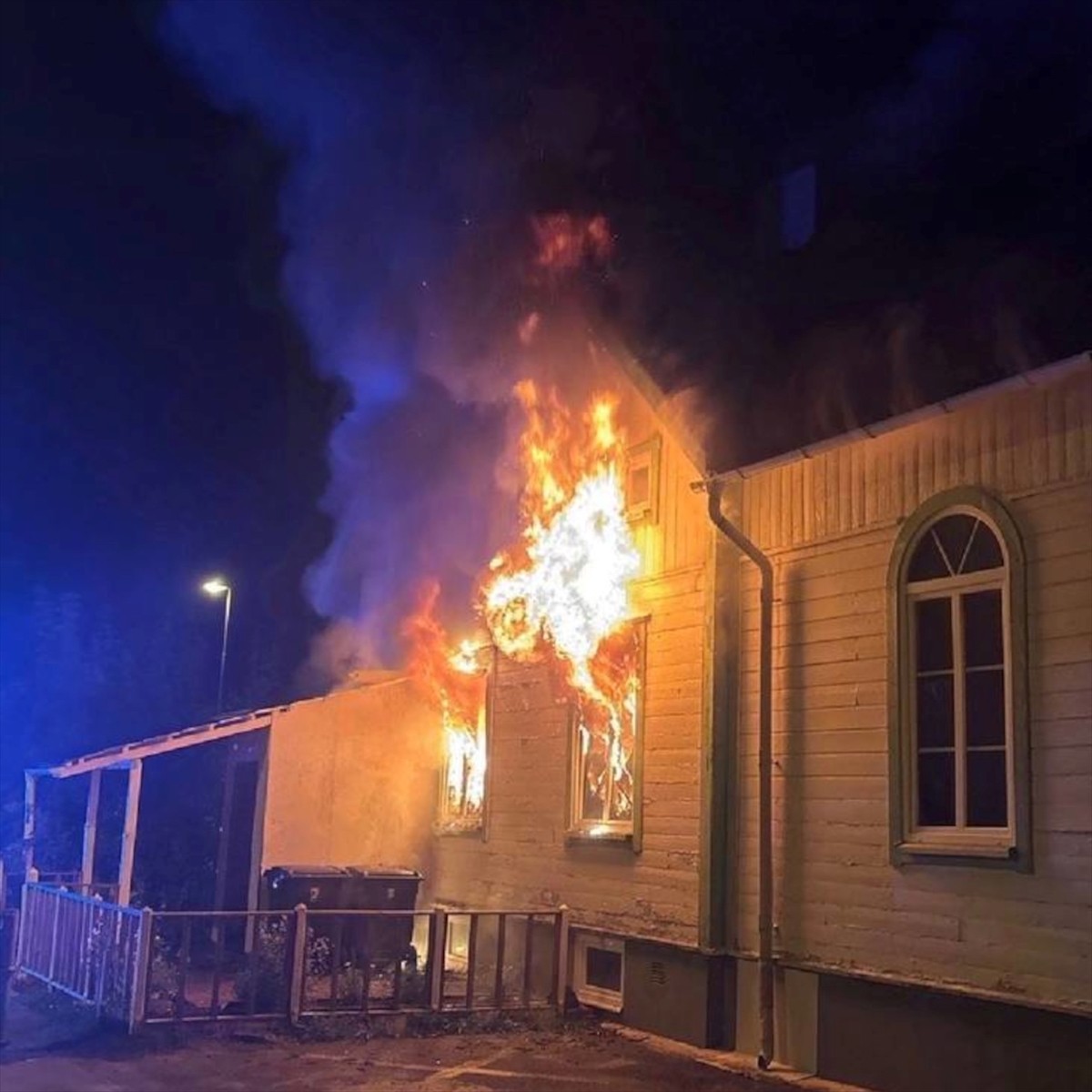 İsveç'in Kalmar kentinin Hultsfred ilçesinde bir camide çıkan yangın büyük hasara yol açarken...