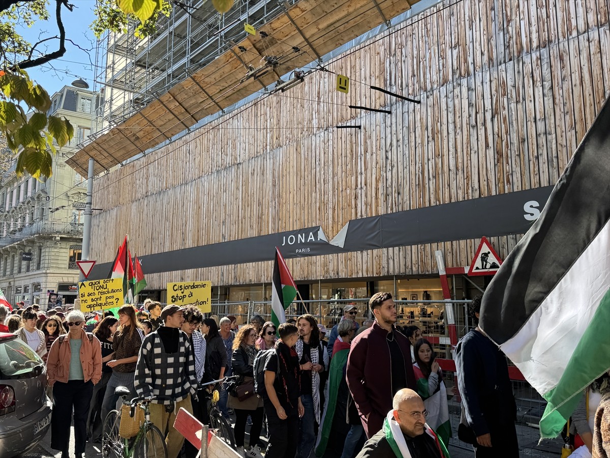 İsviçre'nin Cenevre kentinde binlerce kişi, Gazze'de gerçekleştirdiği soykırım nedeniyle İsrail'e...