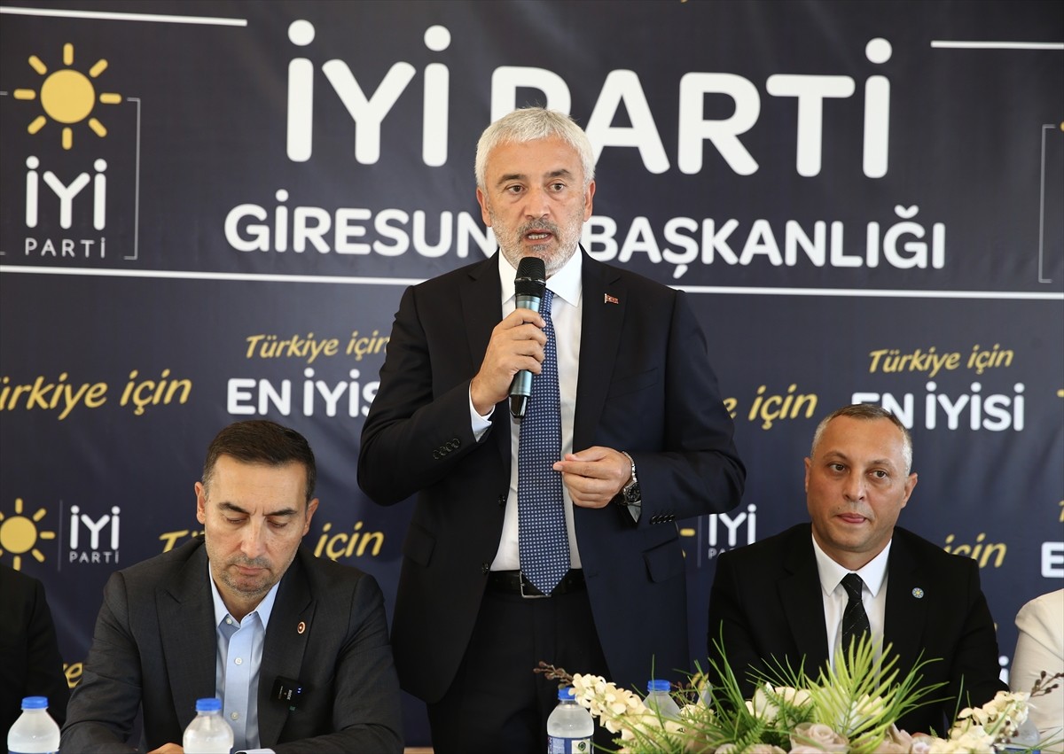 İYİ Parti Genel Başkan Yardımcısı Enver Yılmaz, Giresun'da basın toplantısı düzenledi. Yılmaz...