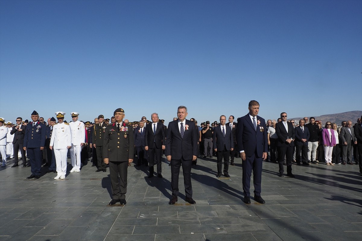 İzmir'de, 19 Eylül Gaziler Günü dolayısıyla tören düzenlendi. Garnizon Komutanı Orgeneral İrfan...