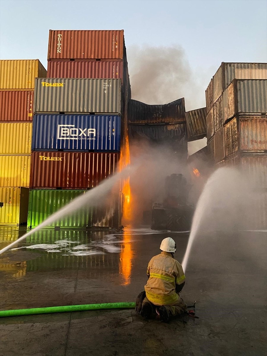 İzmir'de Aliağa Limanı'nın konteyner bölümünde çıkan yangın itfaiye ekiplerinin müdahalesiyle...