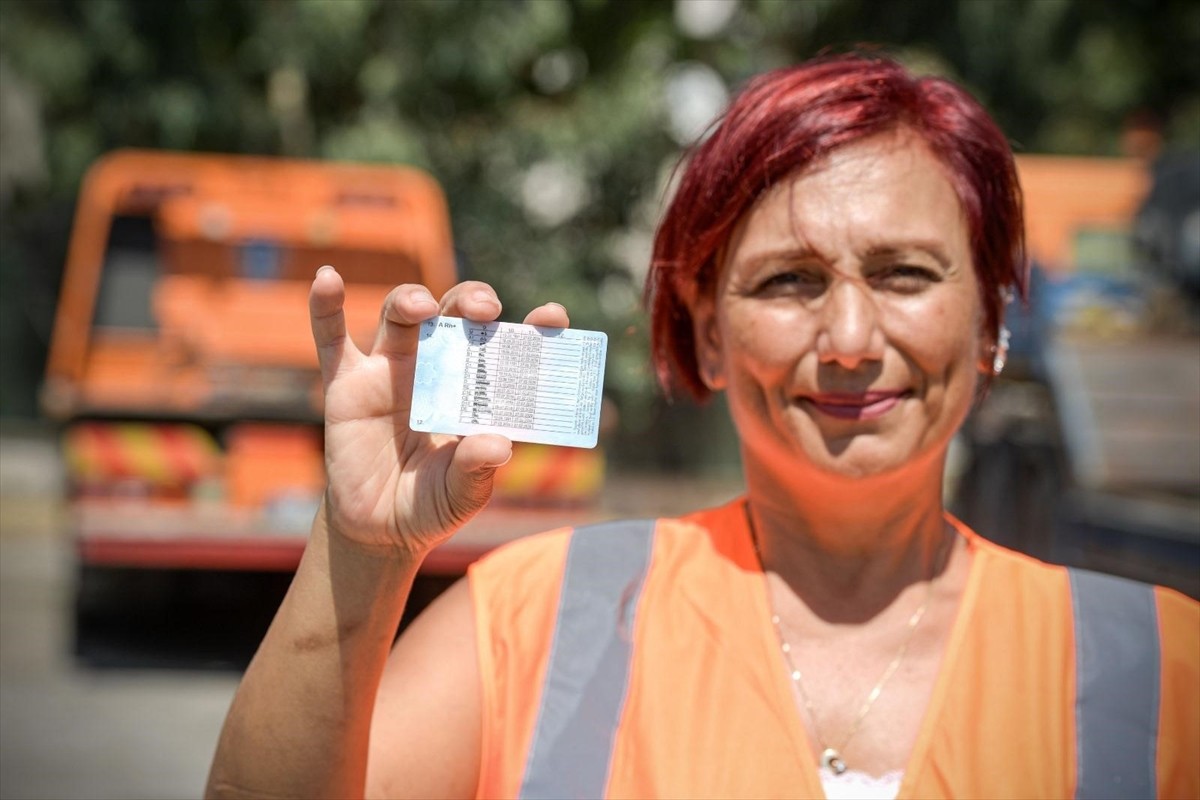 İzmir'de çekici operatörü olarak görev yapan 53 yaşındaki Munise Demirer, ağır vasıta araç...