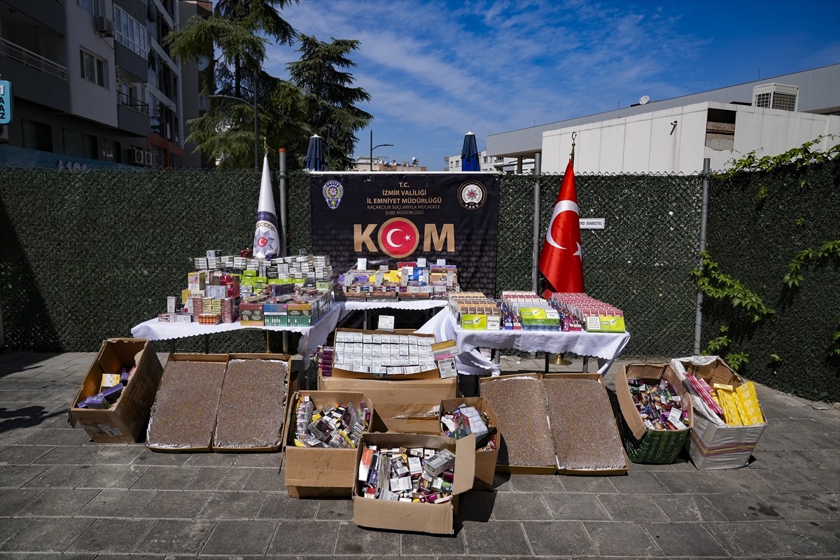 İzmir'de düzenlenen operasyonda gümrük kaçağı puro, sigara ve elektronik sigara ele geçirildi, 47...