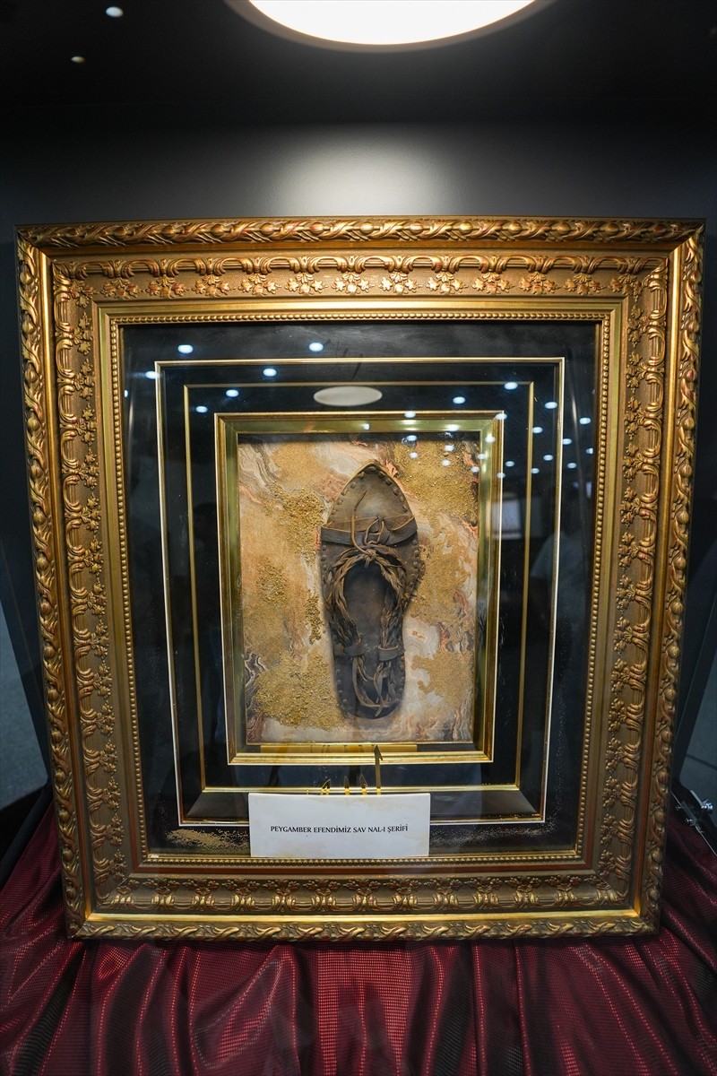 İzmir'de Mevlid-i Nebi Haftası dolayısıyla "Mukaddes Emanetler" sergisi ziyarete açıldı. İzmir...